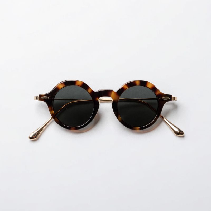 Round tortoiseshell sunglasses with gold arms